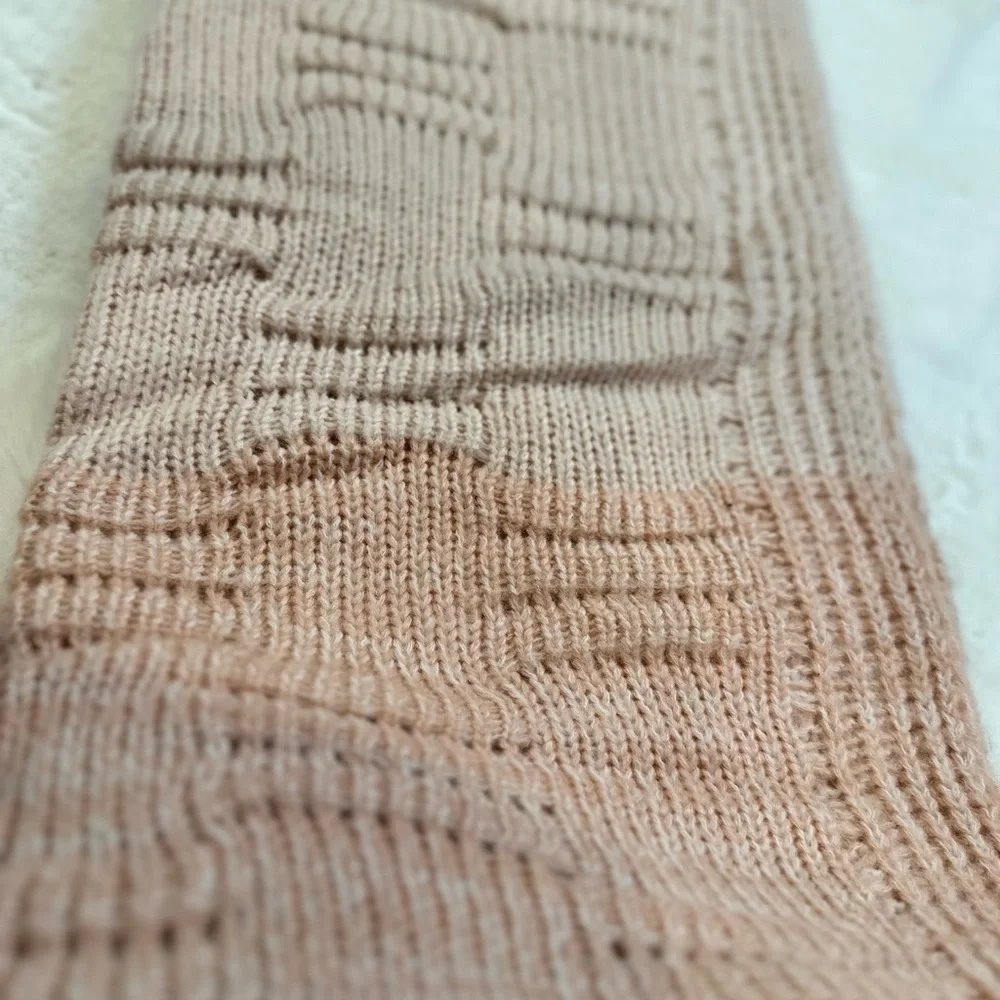 UGG Soft Knit blanket in Light Pink-start with darker pink and it get lighter